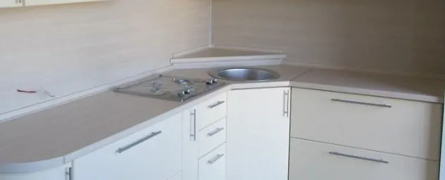 угловой шкаф кухни трапецией с подиумом