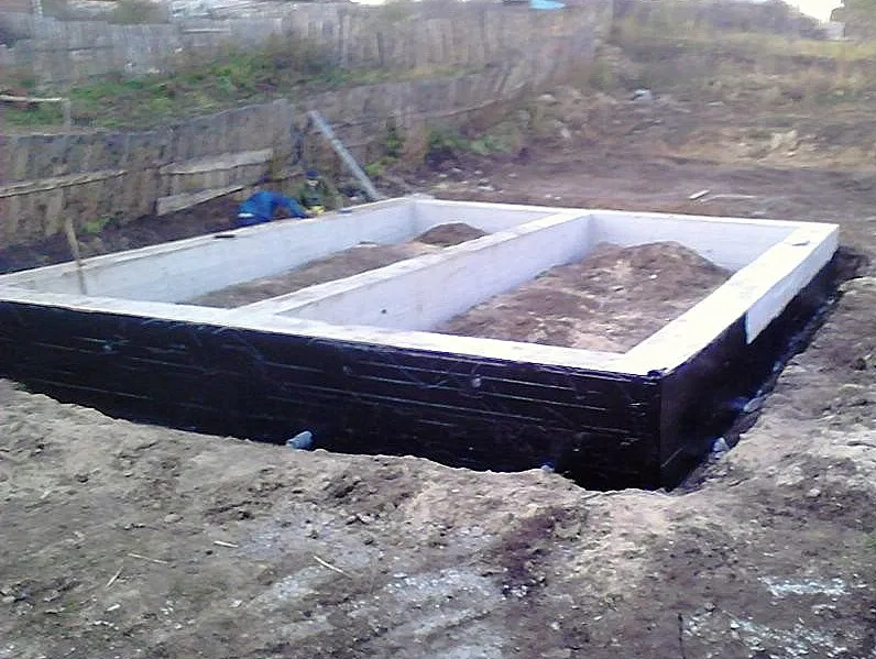 Ленточный фундамент для дома из газобетона готовый, обработанный