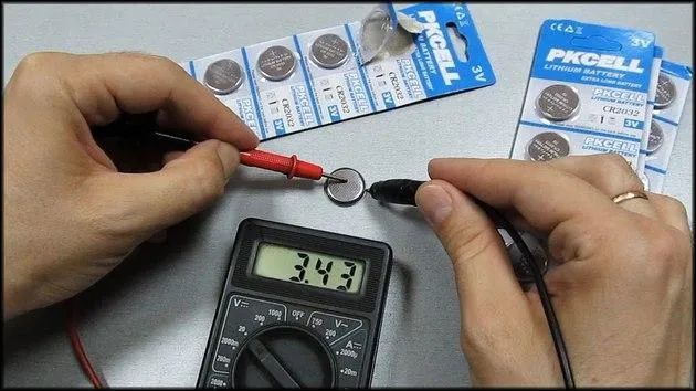 Проверка батареек таблетка мультиметром