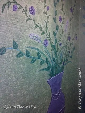 Когда стена полностью высохла, я сделала вот такую композицию на салатной стороне. Вазу, цветы и некоторые лепестки я вылепила из той же массы.То есть они объёмные, жаль, что на фото не видно. Остальное нарисовала (колер нужного цвета, вода и клей ПВА) (фото 14)