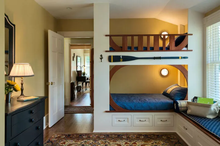 Изображение обстановки детской с расположением встроенной кровати из 2 этажей, а низ представлен серией полифункциональных систем хранения