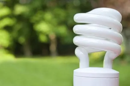 Почему моргает энергосберегающая лампочка при включенном свете