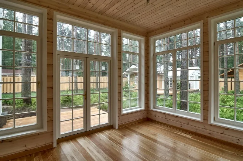 Витражные окна в деревянном доме