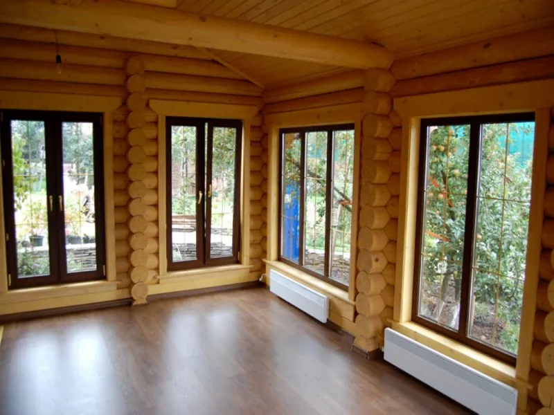 Большие окна в деревянном доме