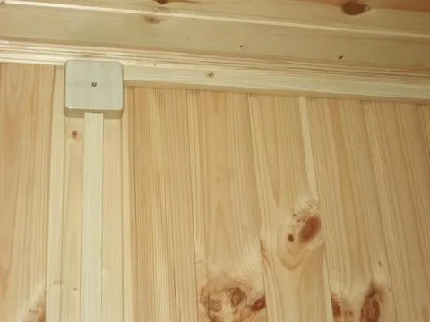 Использование виниловых коробов в деревянном доме противоречит правилам эксплуатации электроустановок и пожарной безопасности