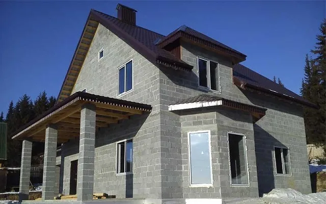 Дом, выстроенный из керамзитобетонных блоков.