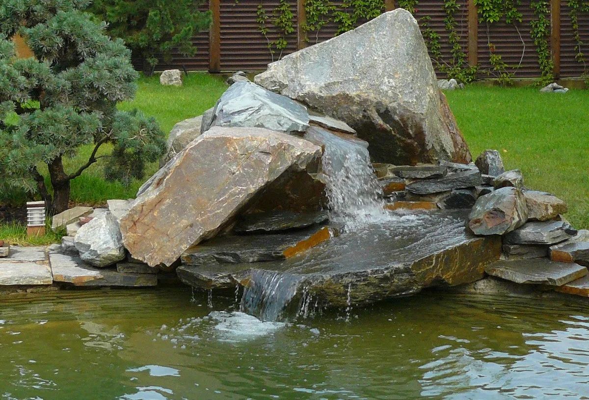 Водопад из камней