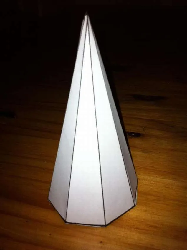 восьмиугольная пирамида из бумаги