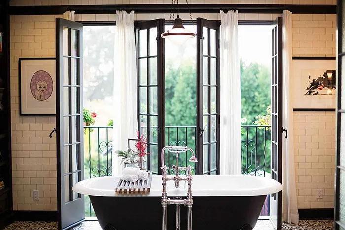 Ванная с французским балконом от Deirdre Doherty Interiors