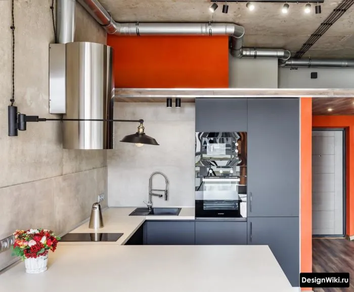 Серая матовая кухня в стиле лофт с бетонным потолком и открытой проводкой