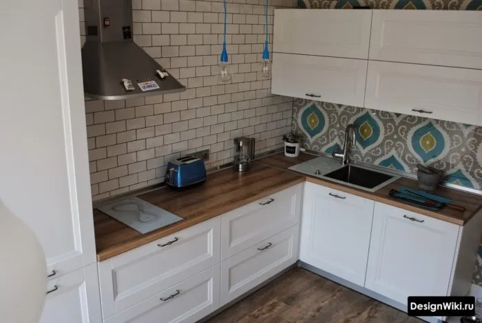 Белый глянцевый кирпич на кухне в скандинавском стиле с элементами лофта