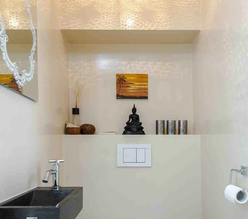 При обшивке инсталляции в туалете образуется компактная и функциональная полочка