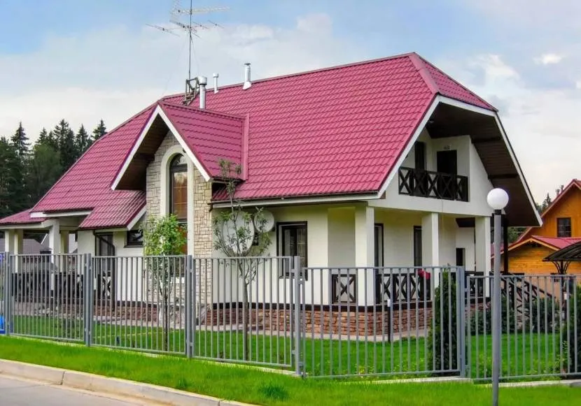 Современный дом с крышей в мансардном исполнении