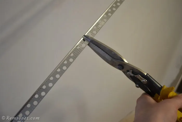 Перфорированный уголок можно отрезать ножницами по металлу