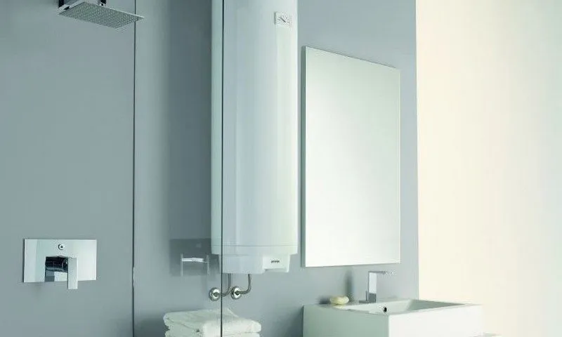 Вертикальный бойлер в ванной