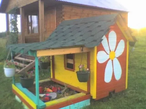 Один из вариантов детского домика с песочницей под одной крышейм