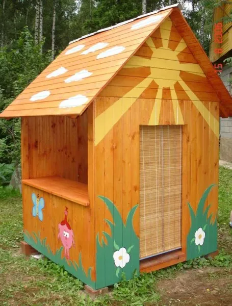 Один из вариантов домиков для детских игр на даче или во дворе