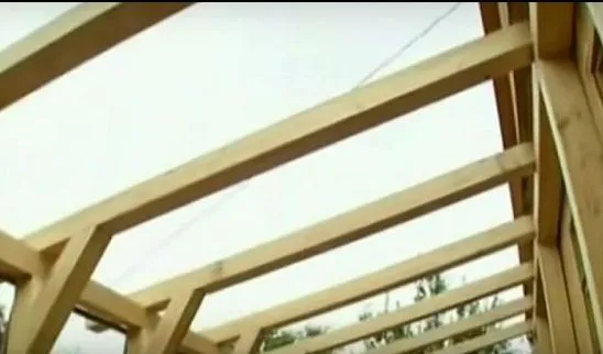 Стропила для крыши навеса возле дома