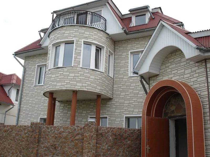 На фото, дом, полностью обшитый цементным сайдингом, различных цветов и конфигураций. Полная имитация природного камня, которую очень сложно отличить от оригинала