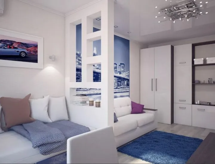 Бело-синяя спальня, совмещенная с гостиной