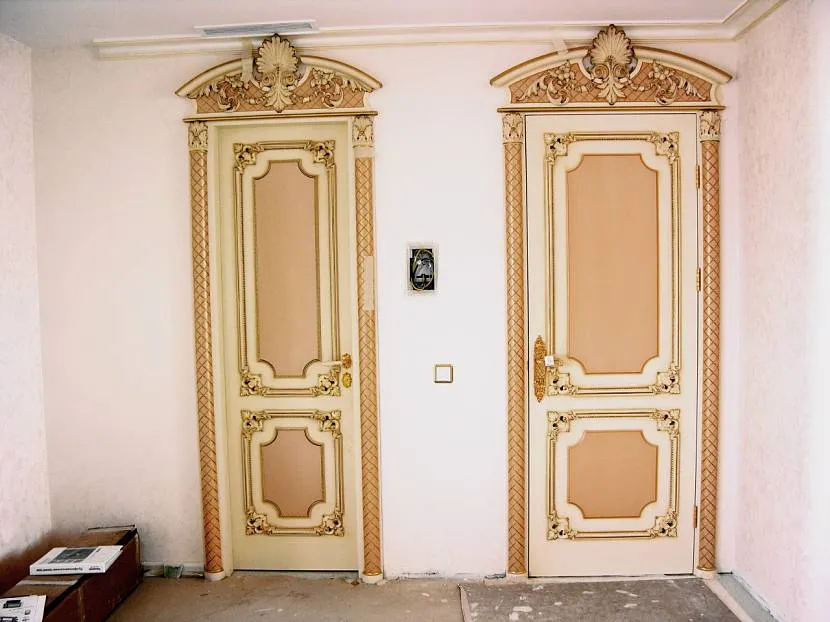 Декорирование дверей резными деталями