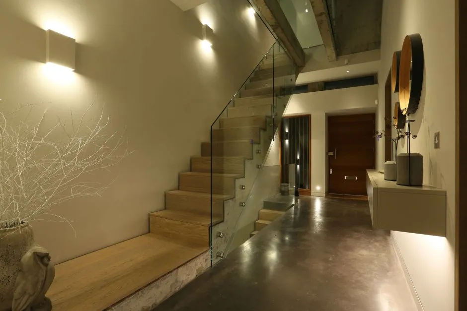 Свет на лестнице в частном доме