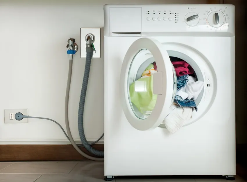 Подключить стиральную машину к канализации можно самостоятельно
