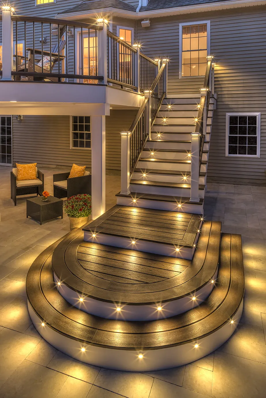 Очень часто лестница, ведущая на террасу, становится архитектурной изюминкой общей конструкции