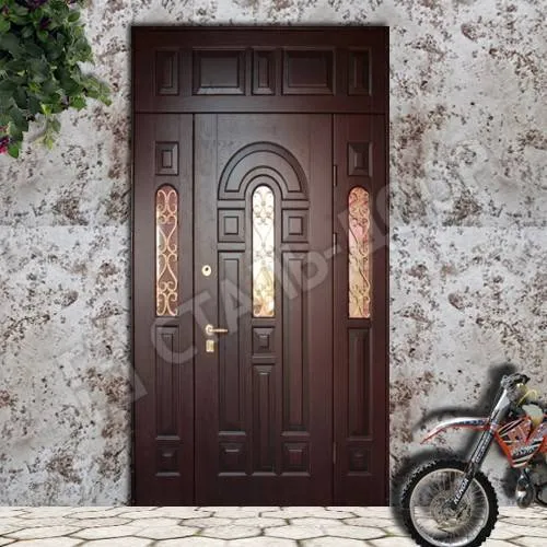 Элитная входная дверь из массива с фрамугой со стеклом и ковкой