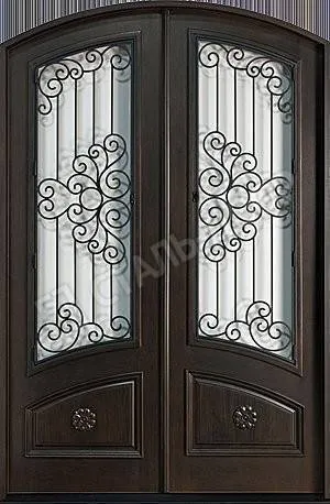 Чёрная арочная дверь с отделкой МДФ, стеклом и ковкой МТД-2065