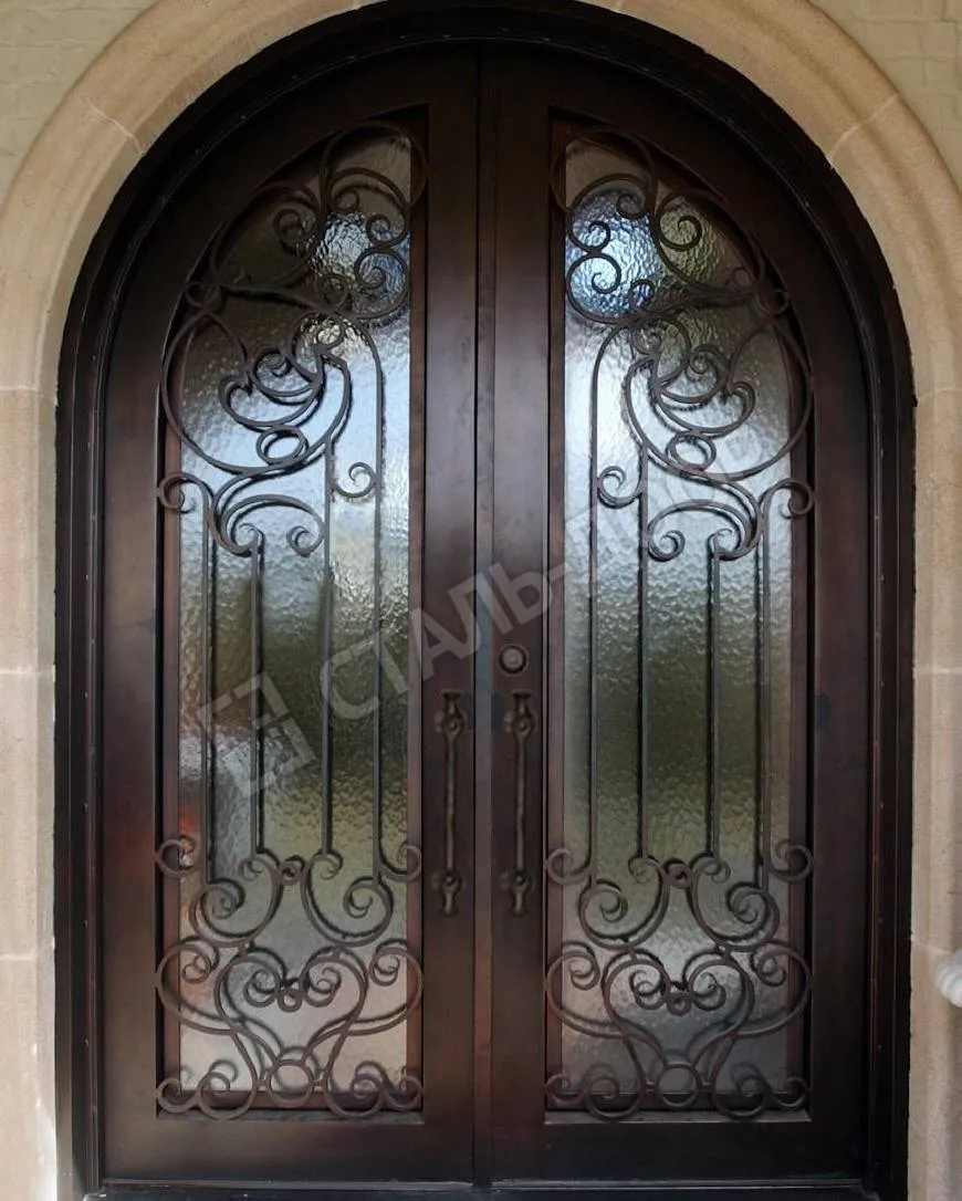 Двустворчатая арочная парадная дверь с МДФ, стеклом и ковкой МТД-2066