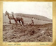 Фермер вспахивает с две лошади, 1890-е годы 