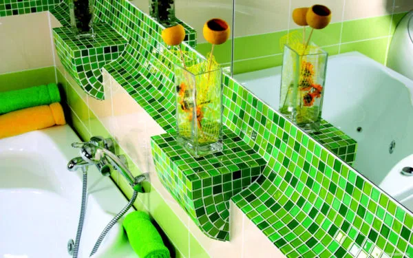 Мозаичные узоры в ванной комнате над краном