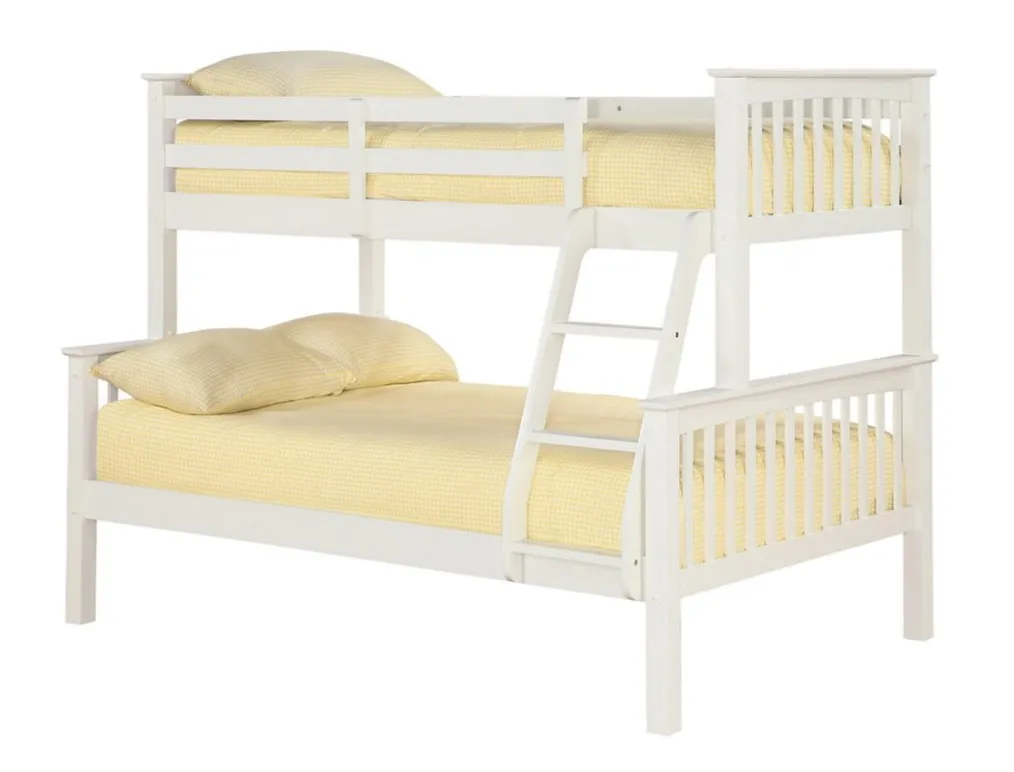 Белую двухуровневую кровать можно дополнить светлым постельным бельем