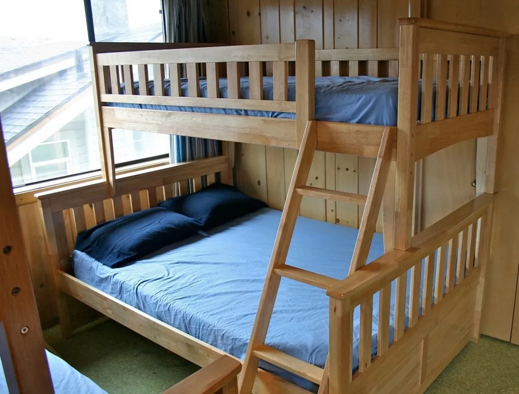 Светло-коричневую кровать можно дополнить синим постельным бельем