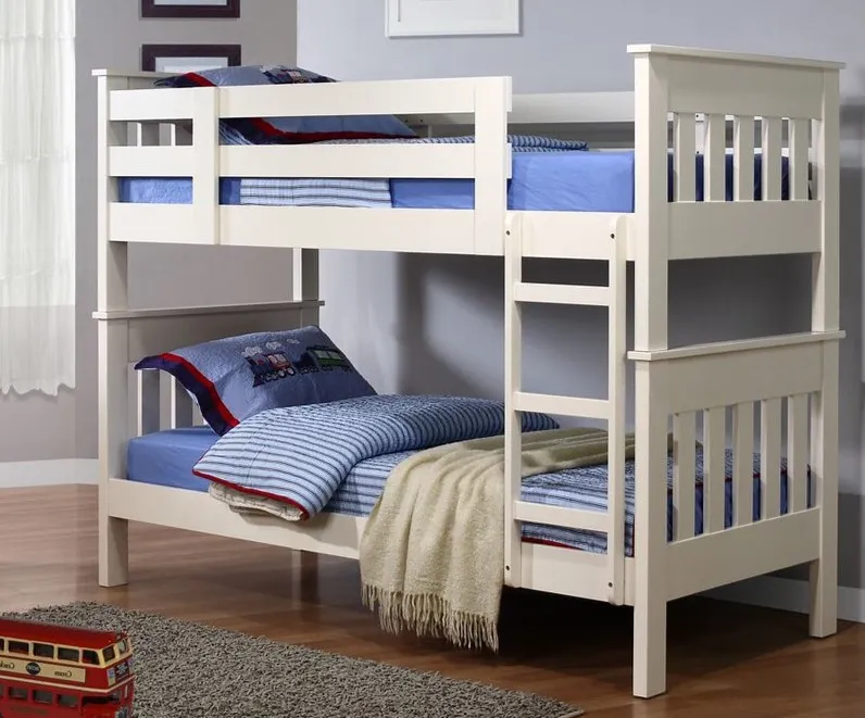 Белая двухъярусная кровать идеально подойдет для современной детской комнаты