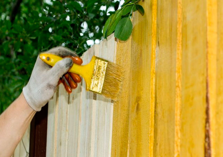 Чем покрасить деревянный забор?