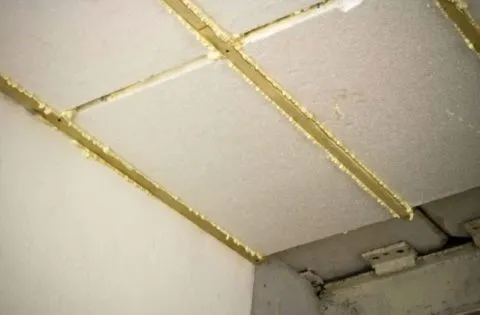 Чем приклеить пенопласт к бетонному потолку – специальным клеем, или разводя его ПВА