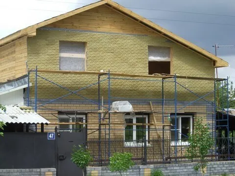 Облицовка фасада дома бетонным сайдингом от завода ЛОБАС