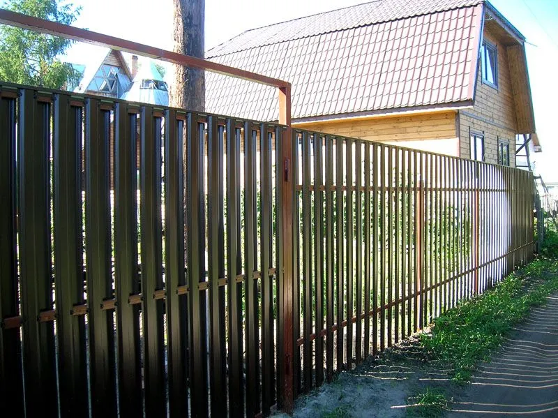 Забор с укрывной планкой