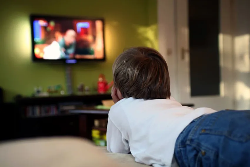 При установке телевизора в комнате ребенка учитывайте, что он будет смотреть телевизор в разных положениях.
