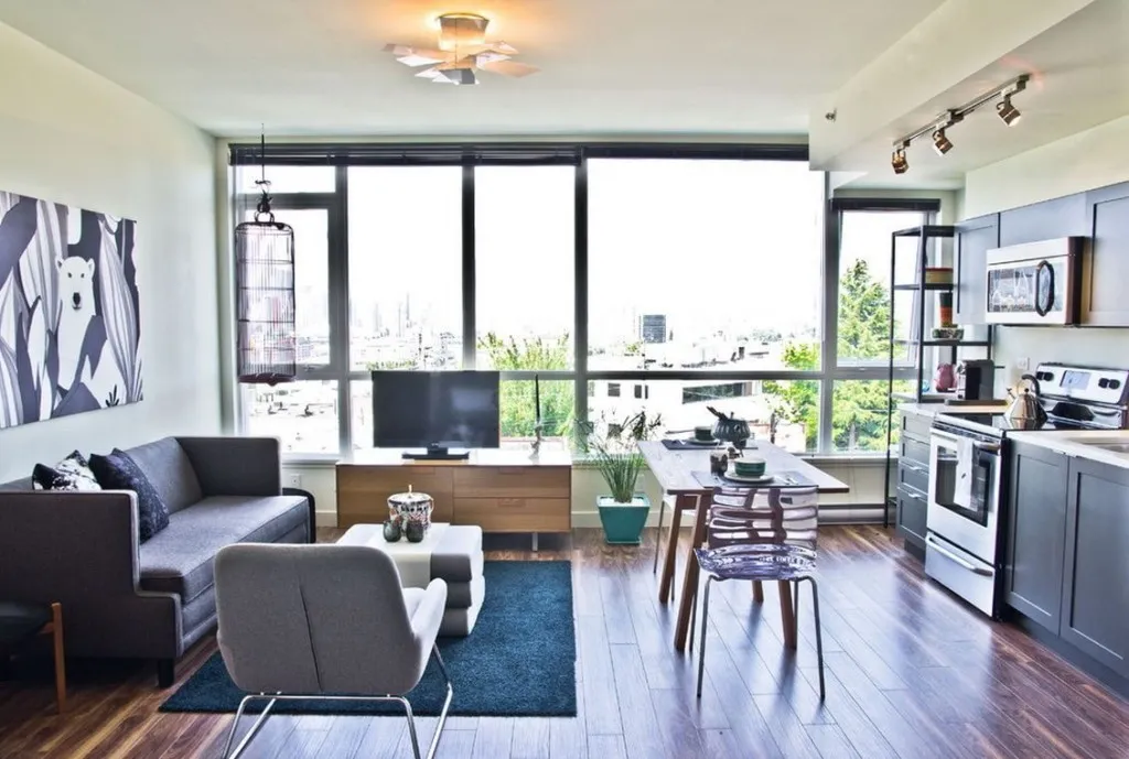 Мебель в квартире-студии с панорамным окном
