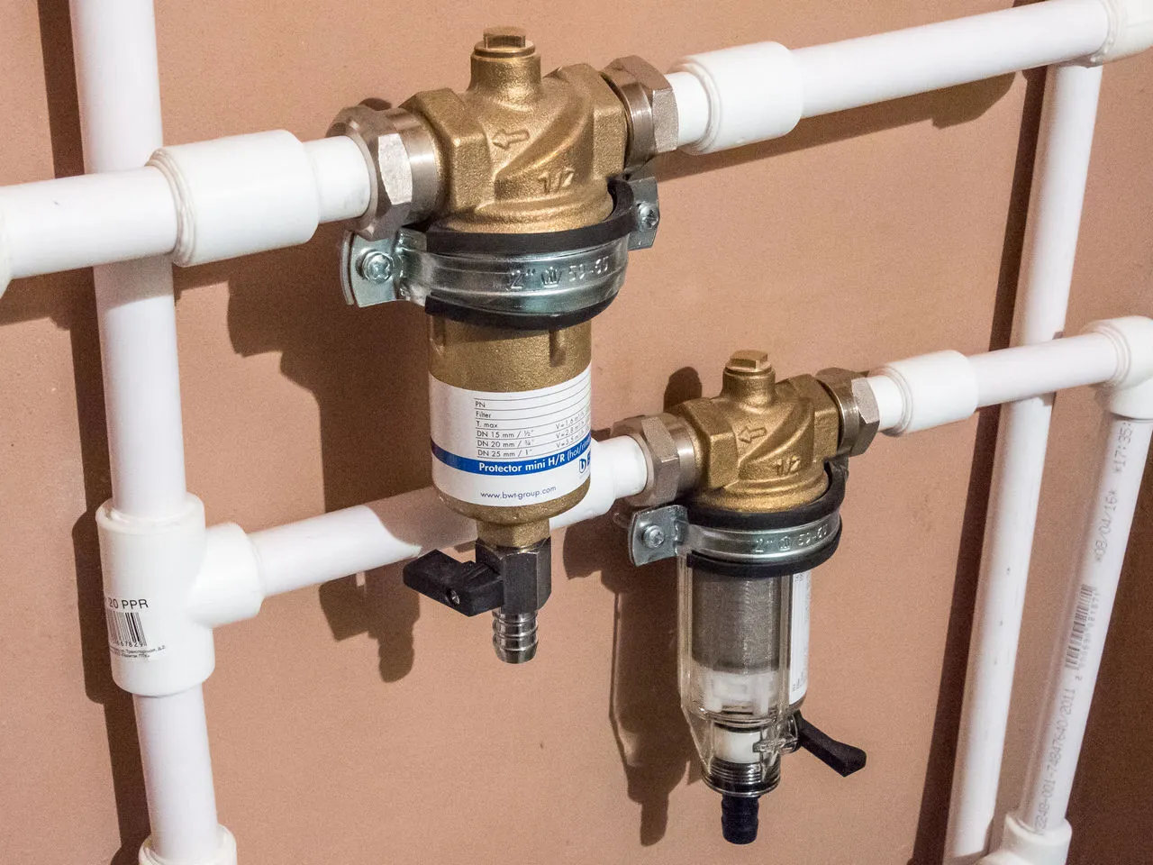 Давление воды в водопроводе в квартире и частном доме: норматив, способы измерения и стабилизации