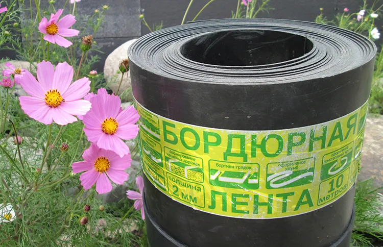 Это гладкий или волнистый материал в рулонах, который продаётся в специализированных магазинах для садоводовФОТО: roomester.ru