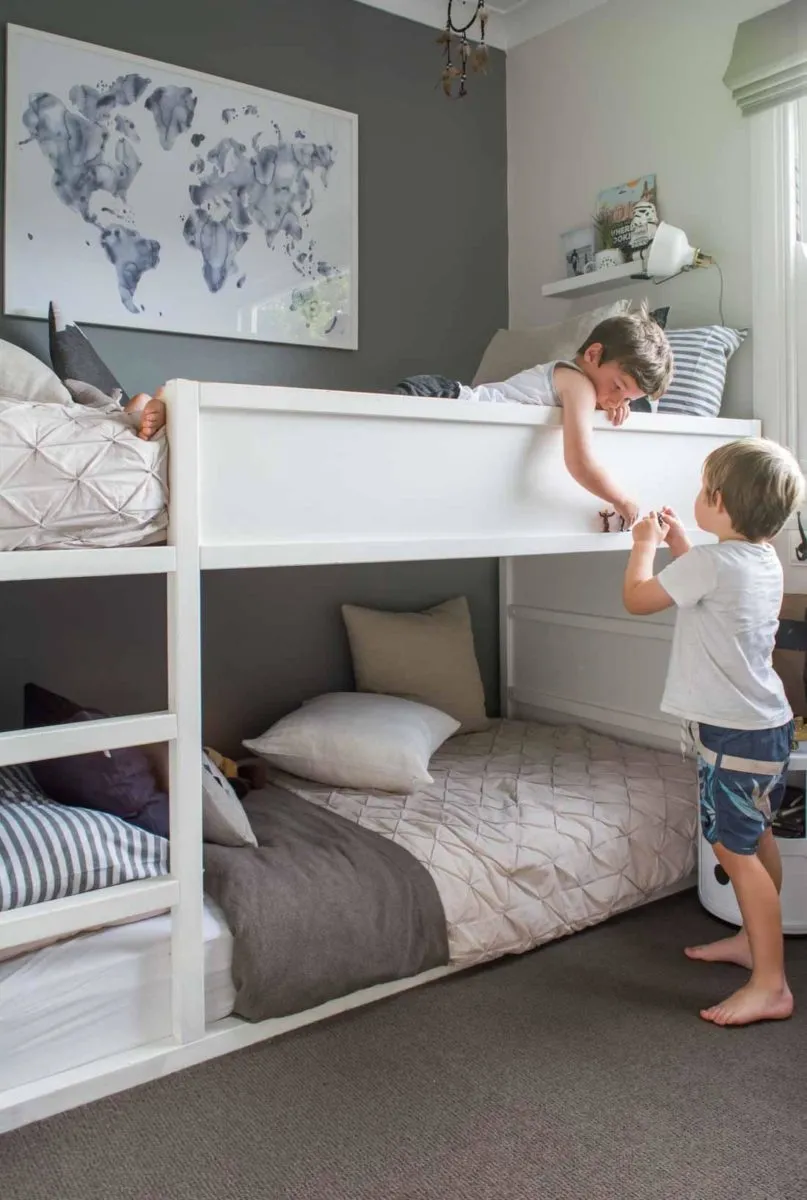 Серый дизайн детской комнаты для двух мальчиков
