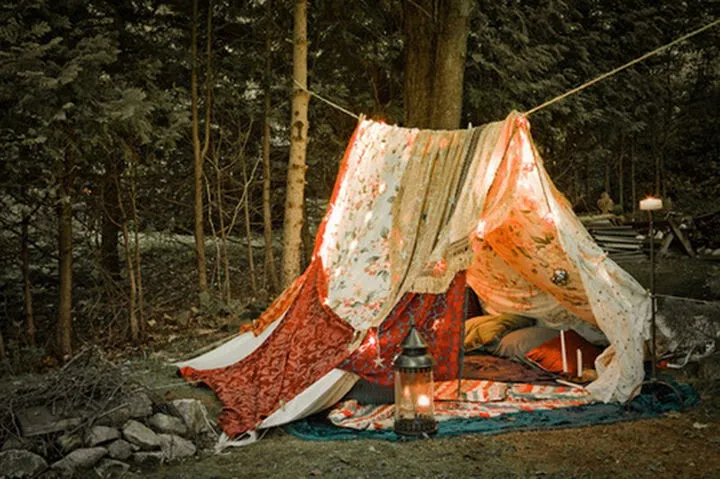 12. Веревка, несколько покрывал и уютная палатка готова 