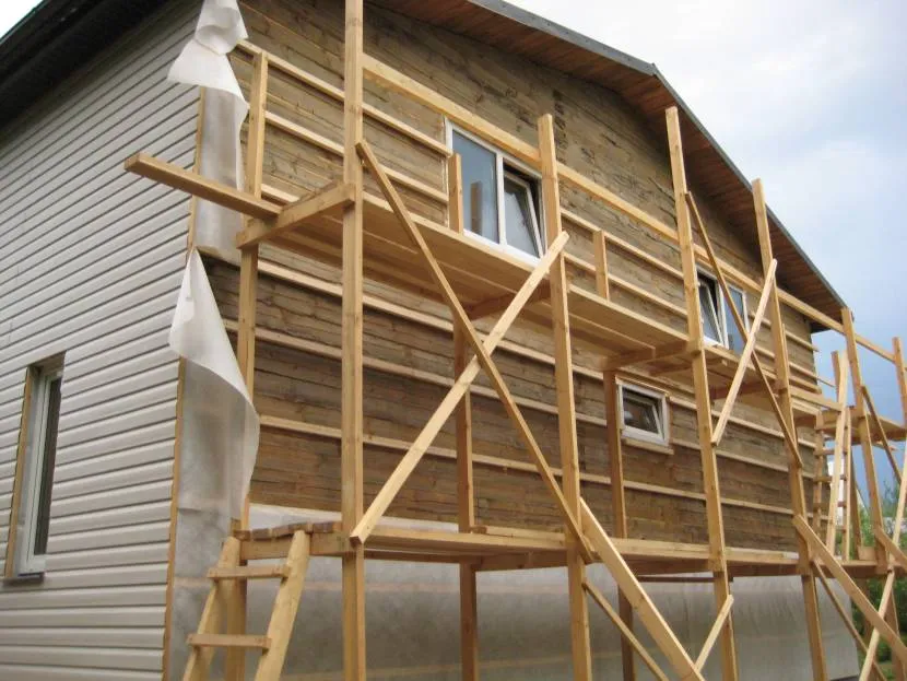 Пример раздельной крыши для террасы, которая пристроена к бане