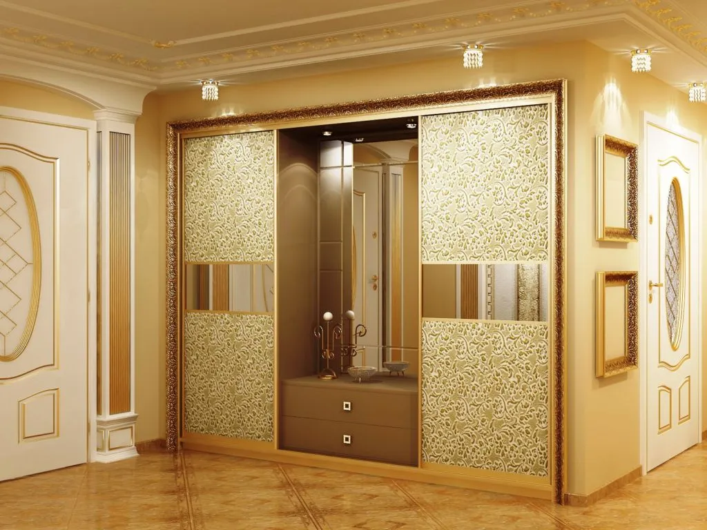 Встроенный шкаф с позолотой и цветочными узорами идеально вписывается в роскошный интерьер барокко