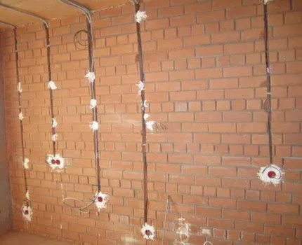 Прокладка электропроводки по кирпичной стене