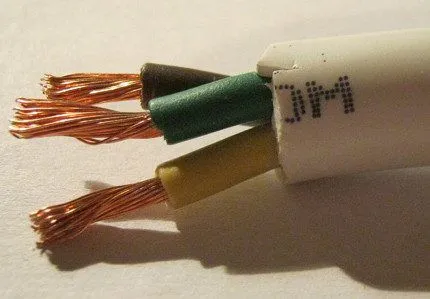 Трехжильный электрический кабель